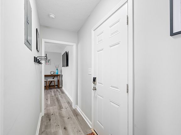 3rd image of 808 1/2 Logan St APT 3