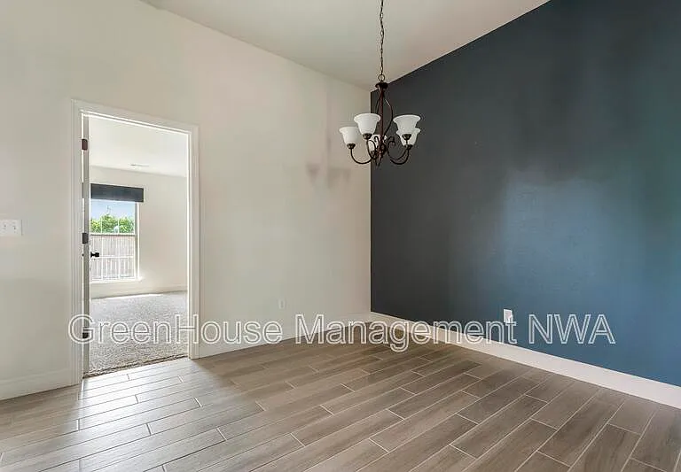 6111 NW McClellen St — Photo 10