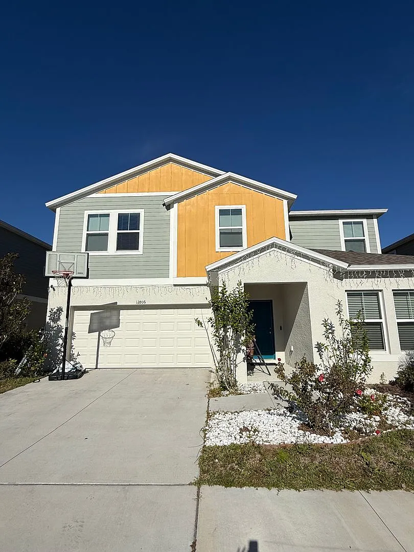 For Rent Spacious 5-Bedroom Home in Lithia — Photo 1