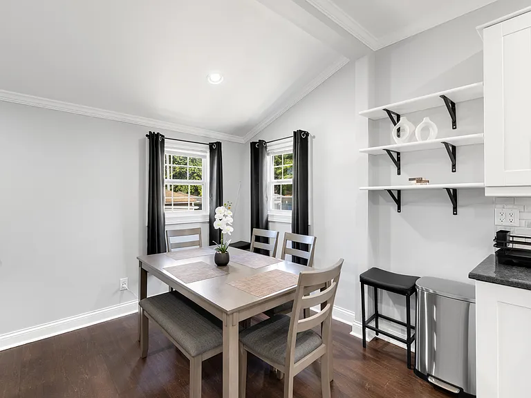 1513 Clinton Ave — Photo 8