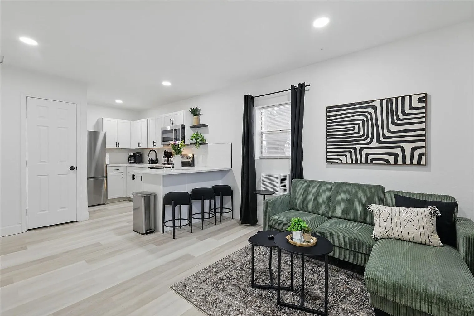 2 bed, 1.0 bath, 495 sqft, $1,478 — Photo 2