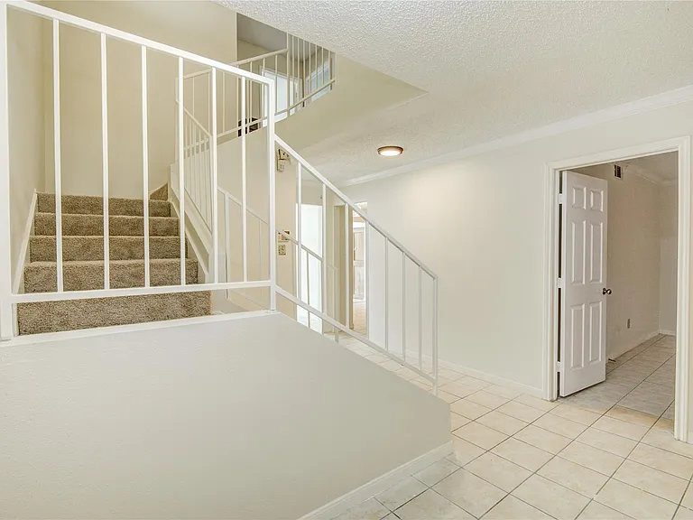 2114 Greenbriar Colony Dr — Photo 2