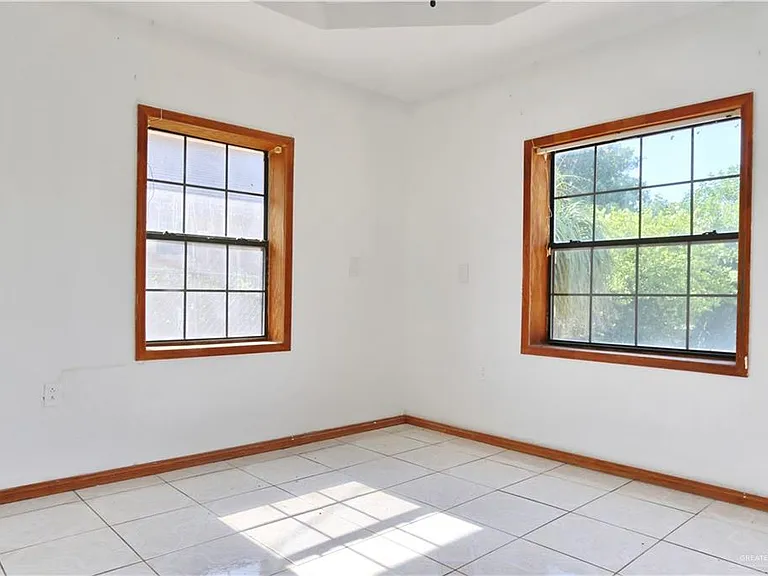 927 E Salazar St — Photo 7