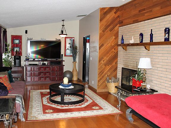 4th image of 215 Rosemary Ave