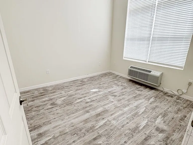 Pine Street Apartments — Photo 5