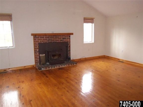 3rd image of 34 Oakwood Dr