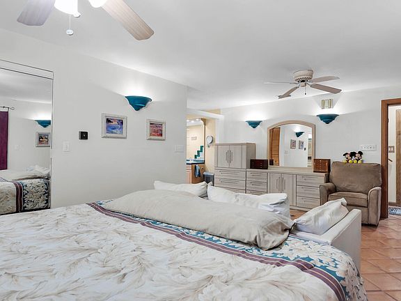5th image of 323 Bayview Ave