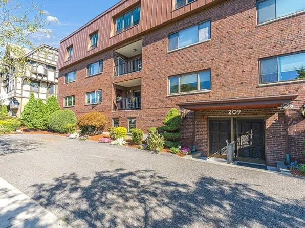 209 Commonwealth Ave APT Pd, Chestnut Hill, MA 02467