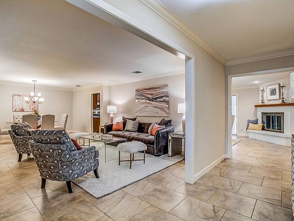 4th image of 327 Royal Oaks Dr