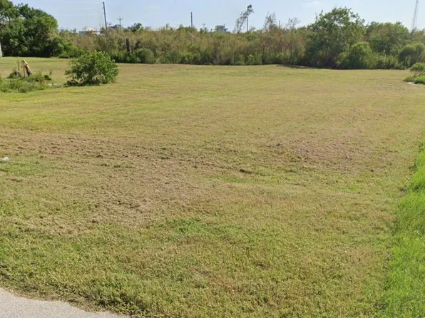 1011-1013 Head Hunter Dr, Pt Bolivar, TX 77650