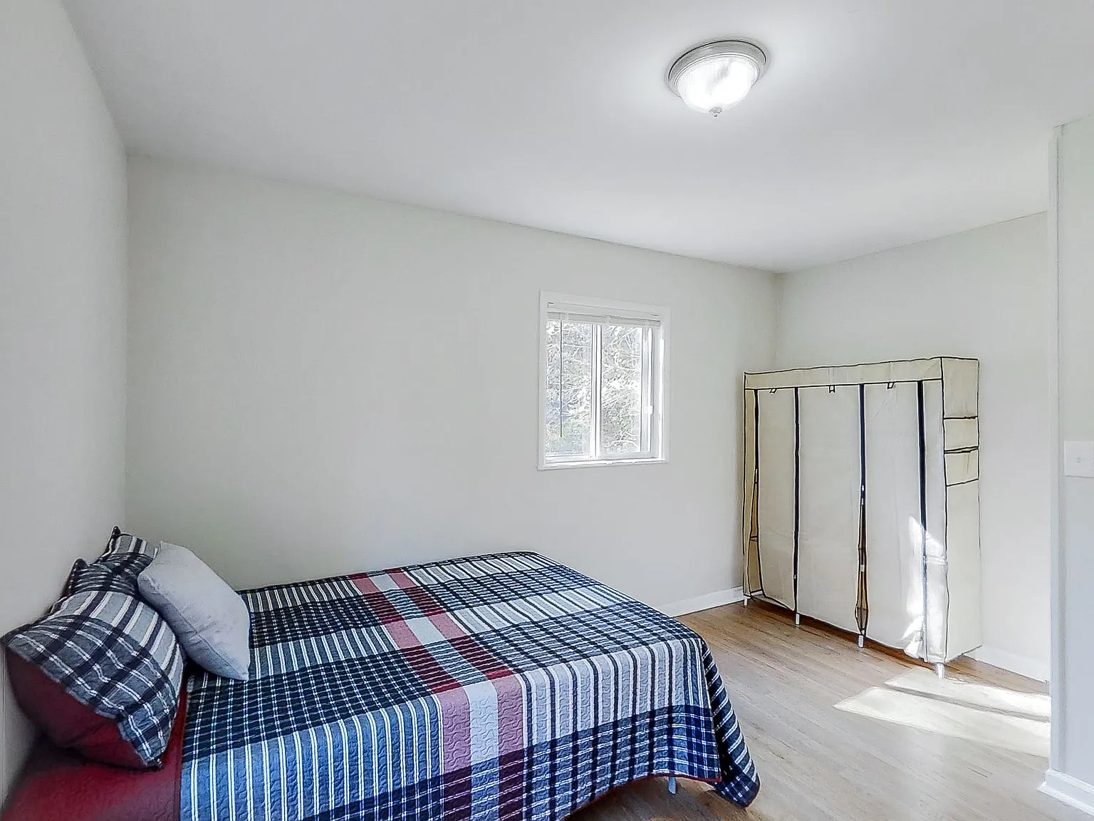 4 bed, 4.0 bath, 2704 sqft, $667 — Photo 2