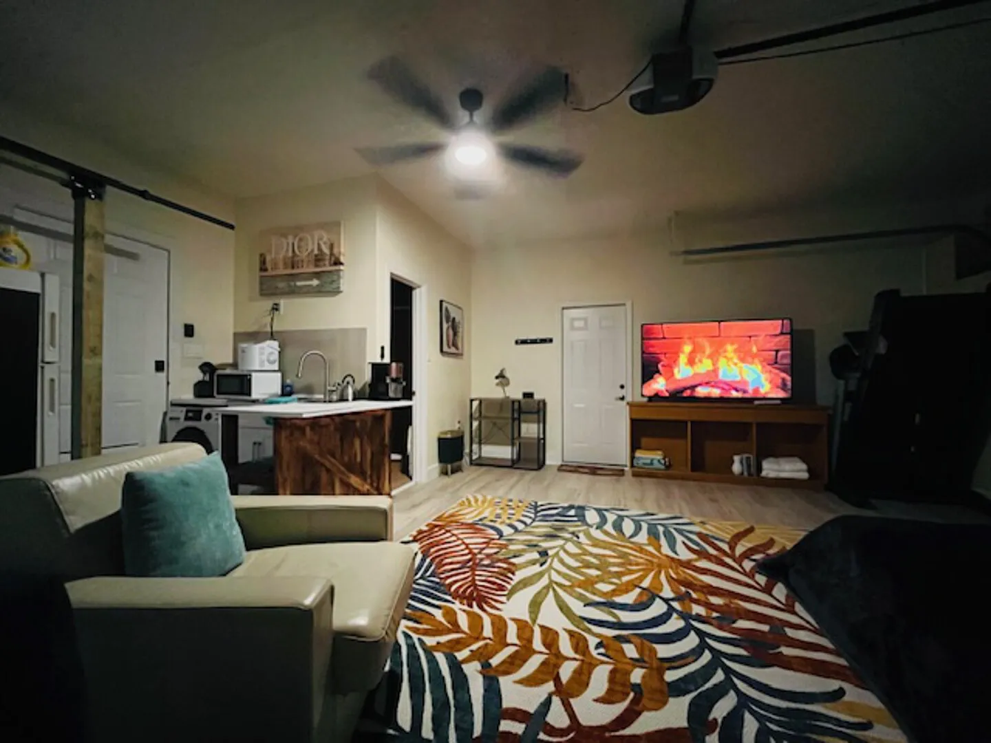 Private Suite w/Pool access close to Holy Cross and Las Olas — Photo 1