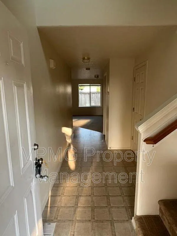 3 bed, 2.0 bath, 1525 sqft, $2,595 — Photo 2