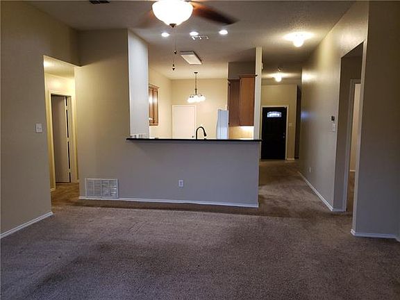 3rd image of 1004 Stockton Dr