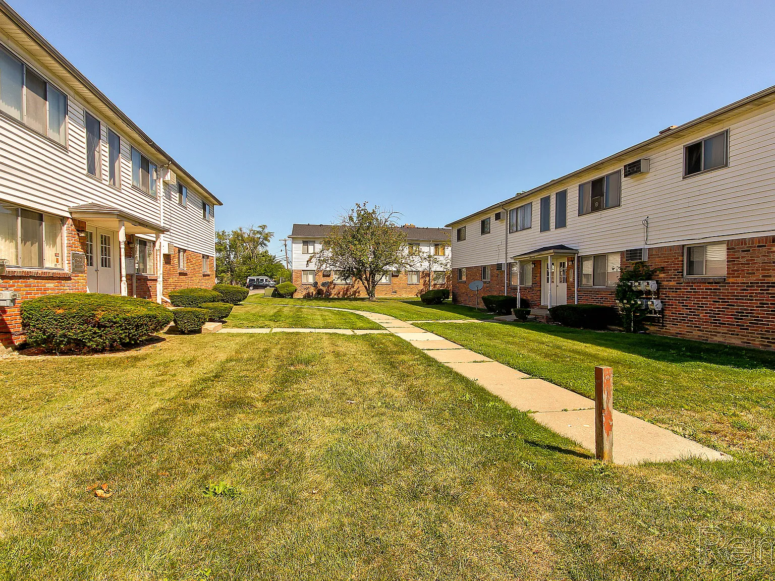 Hampton Court Apartments — Photo 1