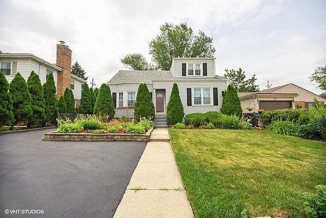 729 Oakton St photo 1