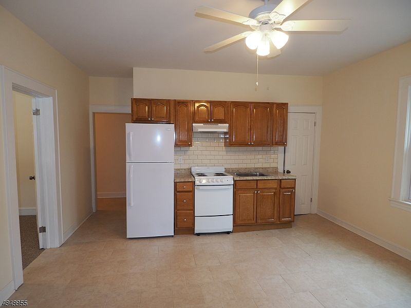 2nd image of 10 Waverly Pl APT 3