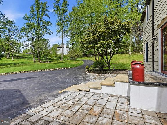 3rd image of 1010 Nicole Dr