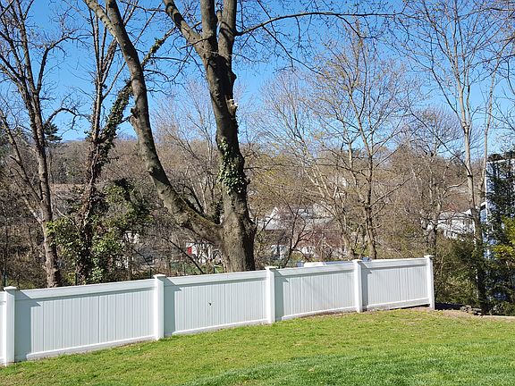 5th image of 10 Eastern Dr