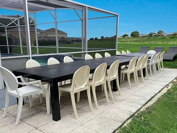 Outdoor dining for large size groups