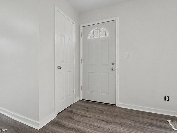 3rd image of 1328 Winton Ave