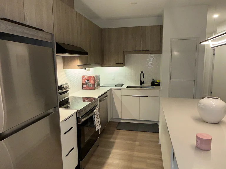 131 King St W — Photo 1