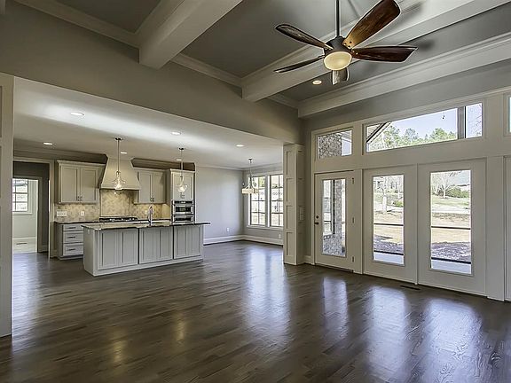 5th image of 206 N Monterey Dr