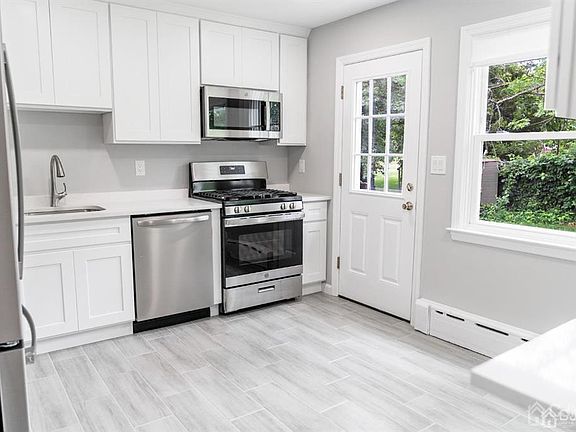 4th image of 19 Carmen St