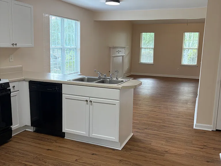 214 Bainbridge Cir — Photo 6