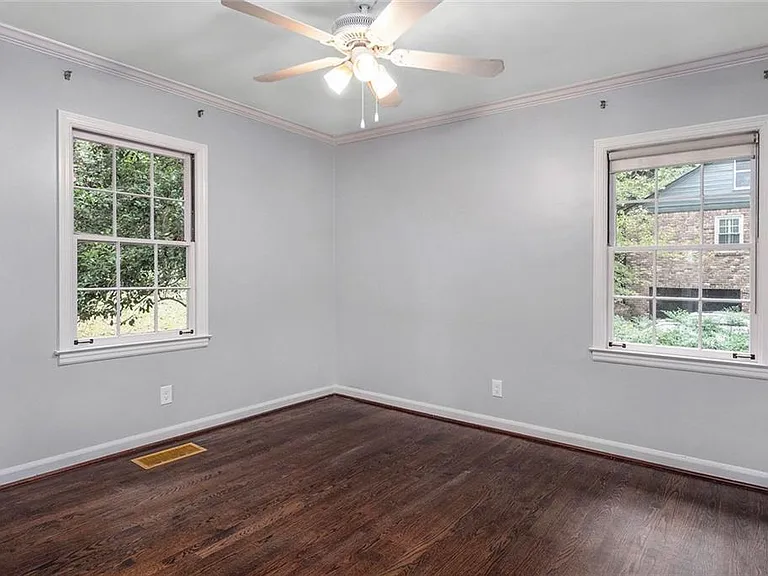 388 Lakemoore Dr NE — Photo 17