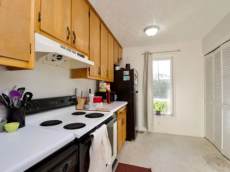 210 N Ross St #A — Photo 8