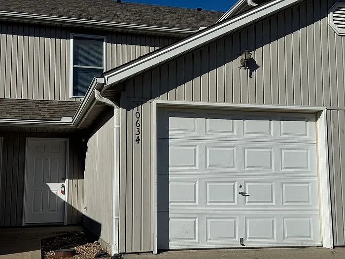 10634 N Locust Ct