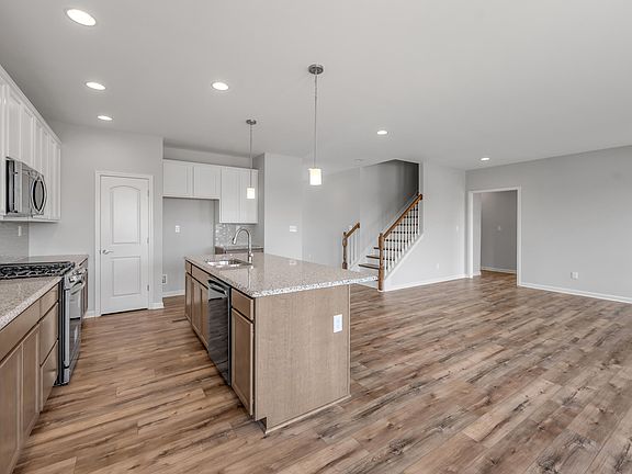4th image of 301 Blackthorn Dr