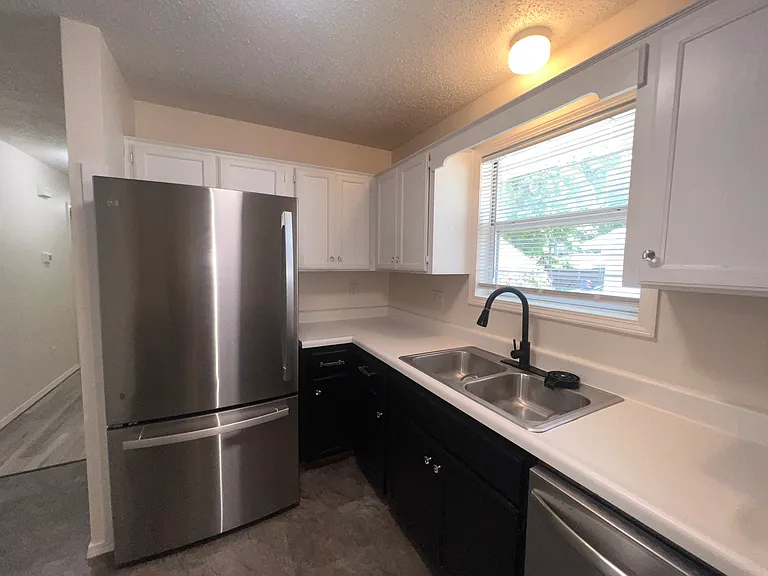 204 E Robberson St — Photo 7