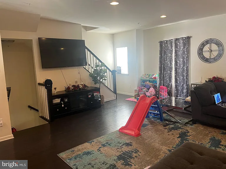 141 Graystone Dr — Photo 3
