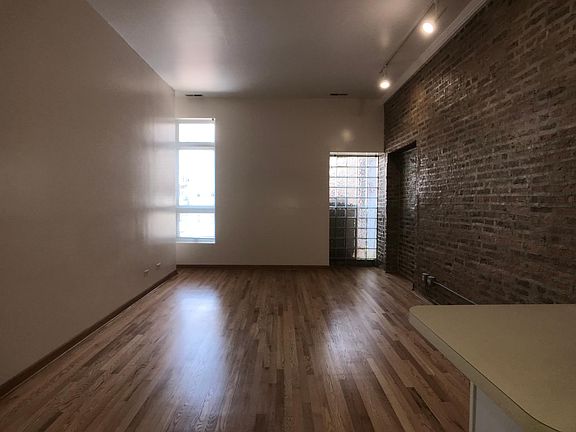 4th image of 683 N Milwaukee Ave