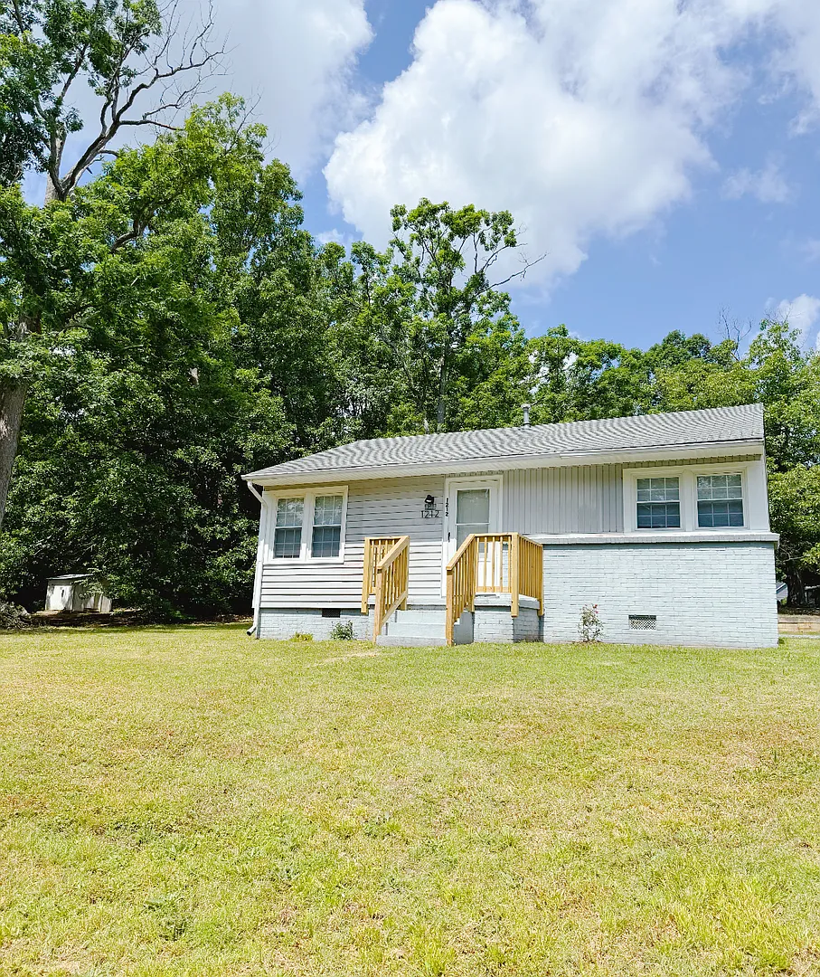 Amazing 2 bedroom 1 bath house available early September — Photo 1