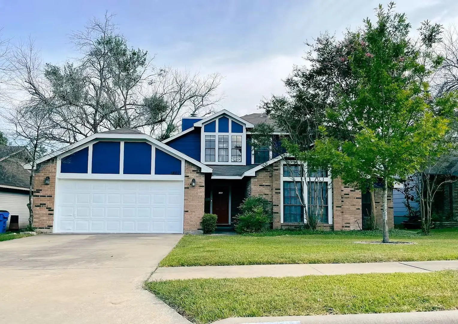 Beautifully Updated 3/2 Fully Furnished In North Austin — Photo 1
