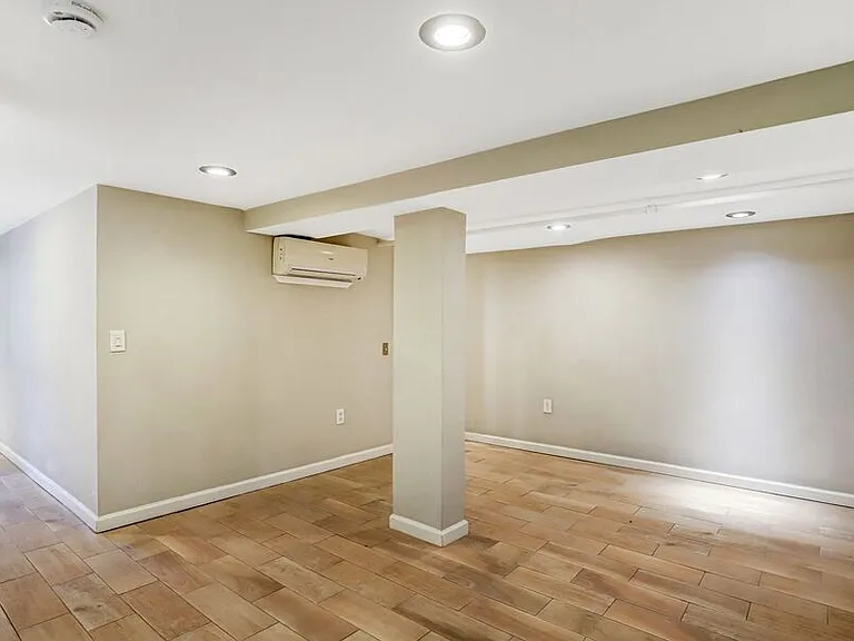 821 Kentucky Ave SE — Photo 42