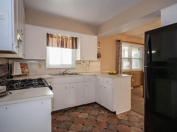 3rd image of 1670 Langley St SE