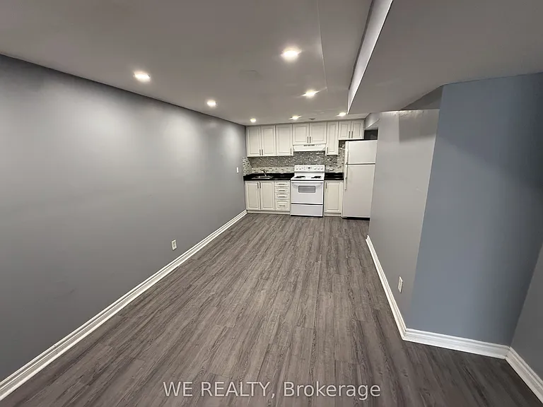 501 Lancelot Cres #LOWER — Photo 14