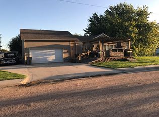 305 4th St, Phillips, NE 68865