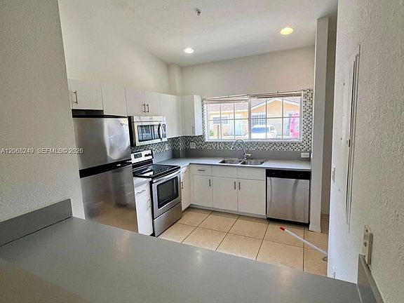 5th image of 3824 SW 48th Ave #3824