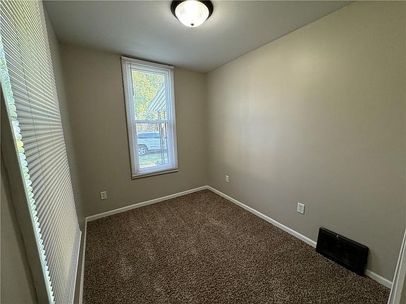 5th image of 2415 Mary St