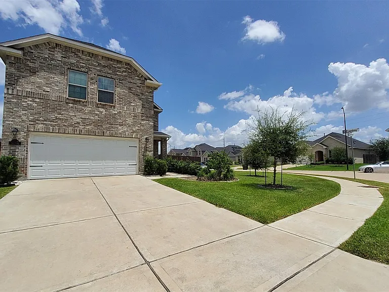 31206 Conover Dr — Photo 3