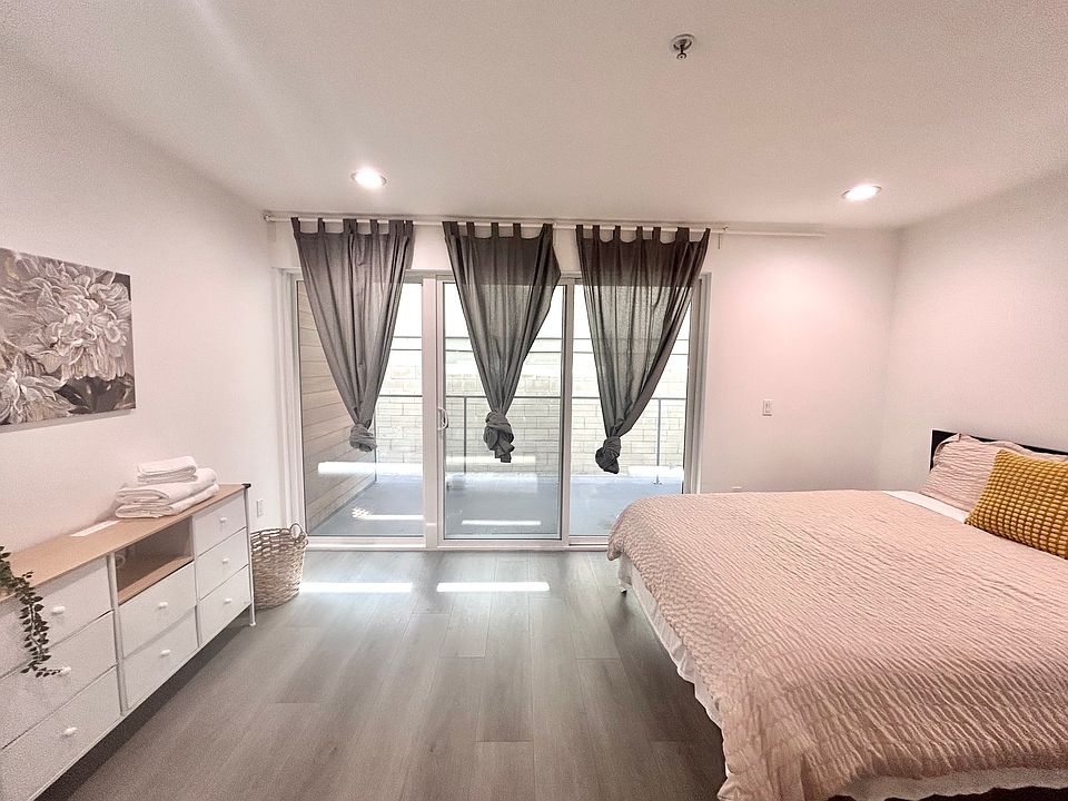 1st image of 14954 Sherman Way #108