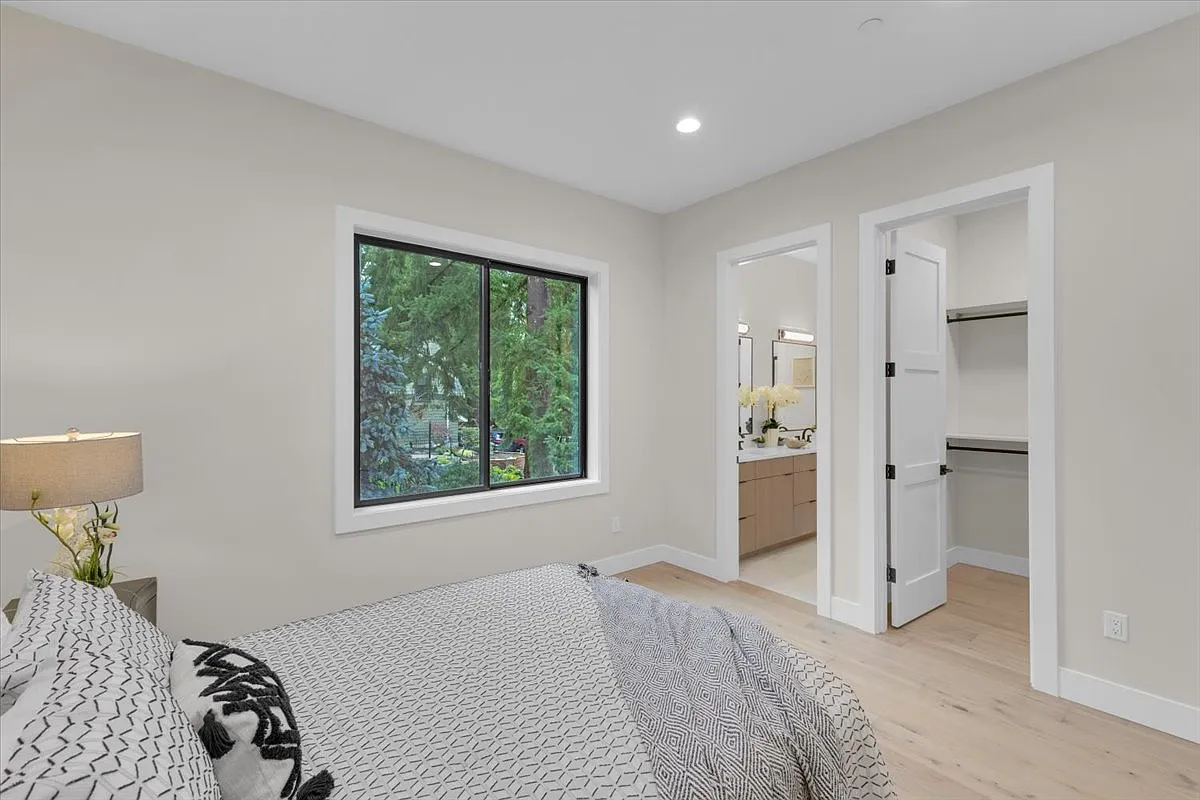 5 bed, 4.5 bath, 4000 sqft, $6,900 — Photo 4