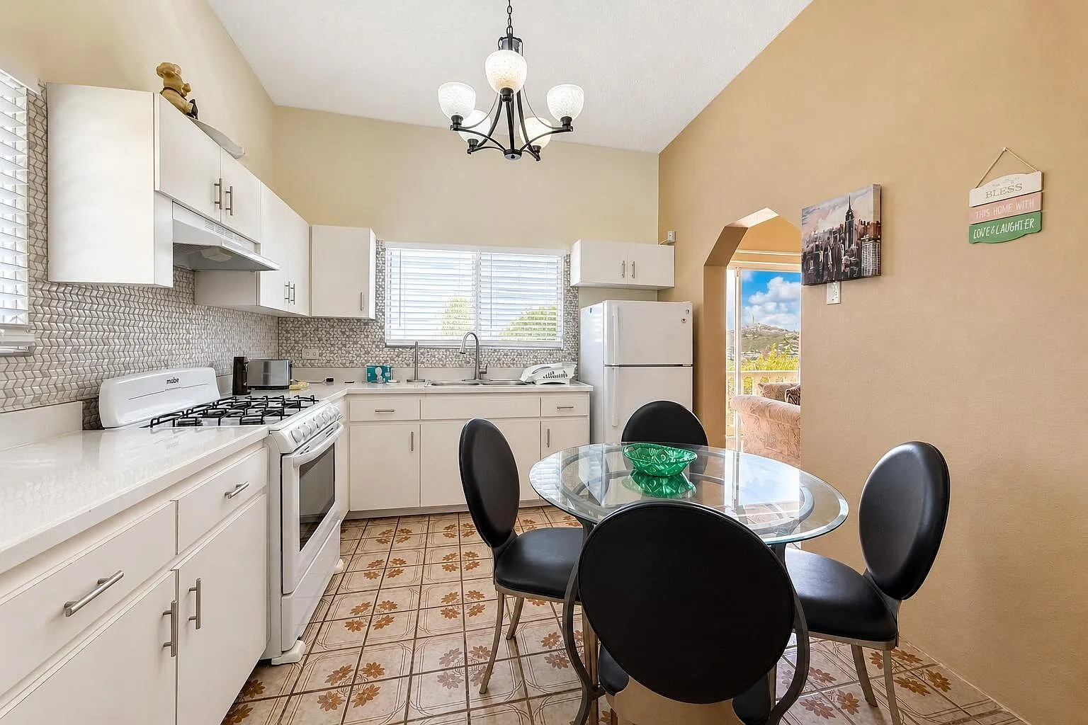 2 bed, $1,600 — Photo 4