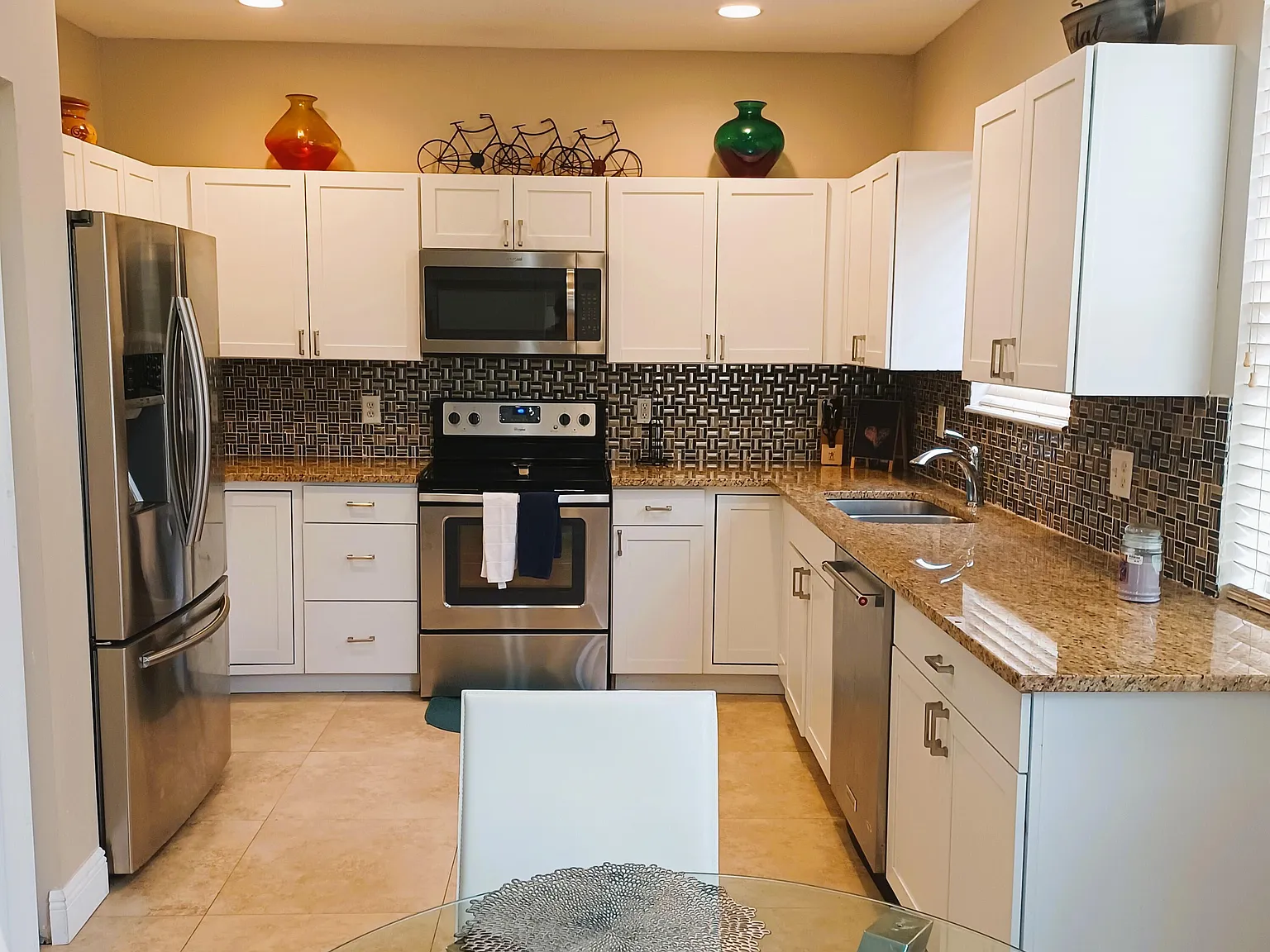 3 bed, 3.0 bath, 1729 sqft, $5,900 — Photo 3