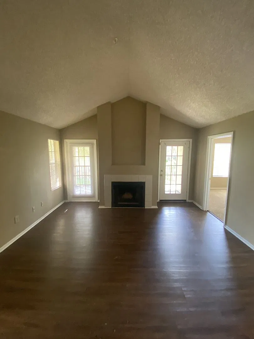 2 Bed 2 Bath Move In Now!! Top Floor $1,400 Per Month — Photo 1